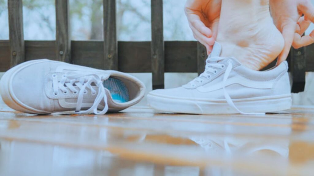 wearing shoes without socks